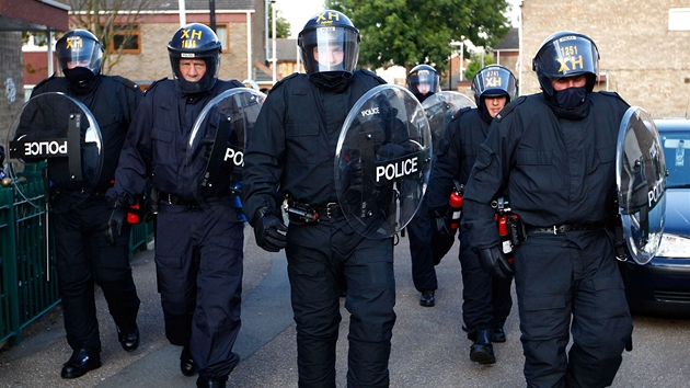 Policisté patrolují ve východním Londýn (9. srpna 2011)