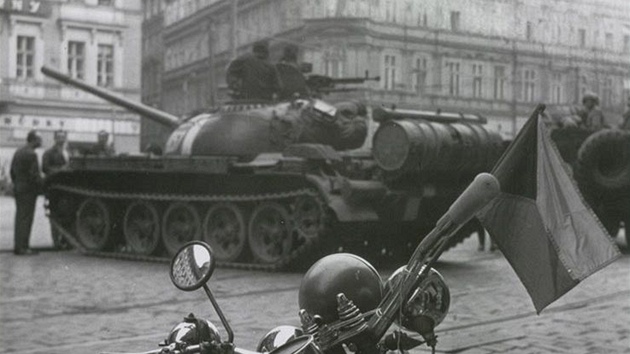 Dramatické události srpna 1968 v Praze - TANK, MOTORKA A VLAJKA. Na Senováném...