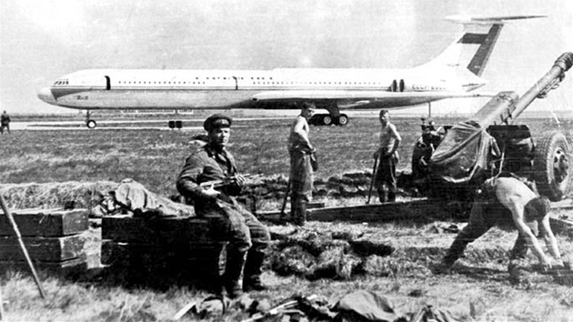 Sovětští výsadkáři na ruzyňském letišti, srpen 1968 Sovětští výsadkáři na ruzyňském letišti, srpen 1968