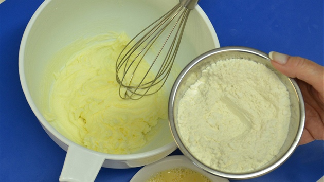 K máslové pn pidejte mouku smíchanou s prákem do peiva, celá vejce a tsto