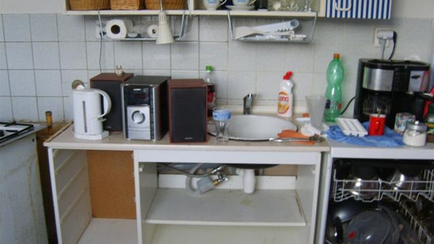 Tak vypadaly zbytky kuchyn, které v byt zstaly po pedchozích majitelích..
