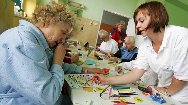 V sokolovské nemocnici mají pro pacienty i ergoterapeutickou dílnu, na snímku s