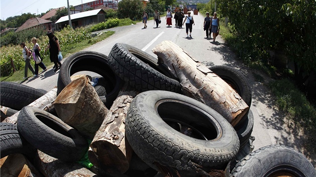 Srbové, kteí ijí na severu Kosova, zatarasili silnice vedoucí k hraniním