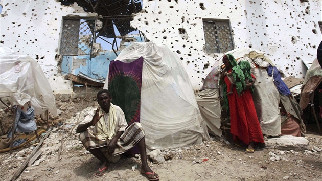 Somáltí uprchlíci v provizorních píbytcích na okraji metropole Mogadia