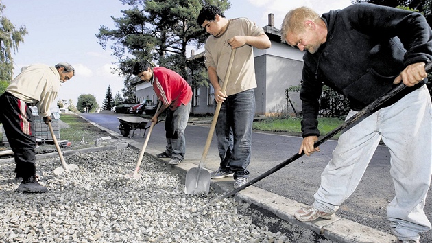 Lidé na veřejně prospěšných pracích. Lidé na veřejně prospěšných pracích.