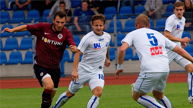 Ústecký fotbalista Alois Hyka (uprosted) sleduje unikajícího Erika Uljakyho