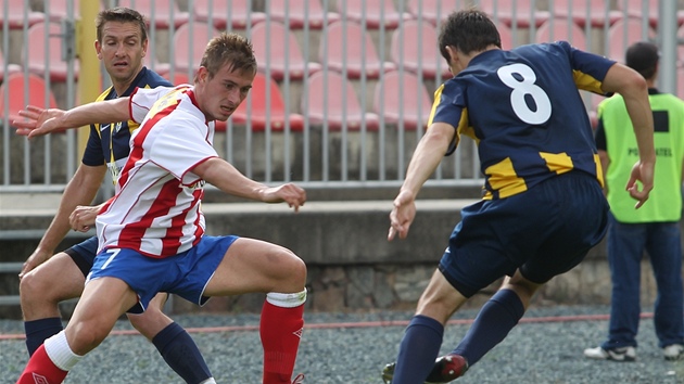 Opavský Robin Wirth (vpravo) obchází Jana Hromka z Brna. Opavský Robin Wirth (vpravo) obchází Jana Hromka z Brna.