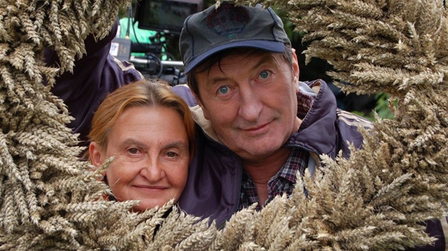 Bolek Polívka a Eva Holubová jako zemdlci pi natáení filmu Cesta do lesa...
