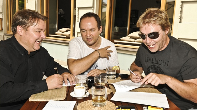 Duo Tkej Pokondr pi podpisu smlouvy, na dokumenty dohlíí éf hudebního