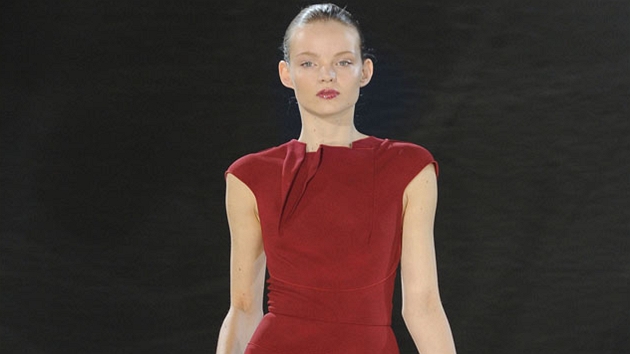 Dokonalé aty do práce i na veer. Model z kolekce Roland Mouret.