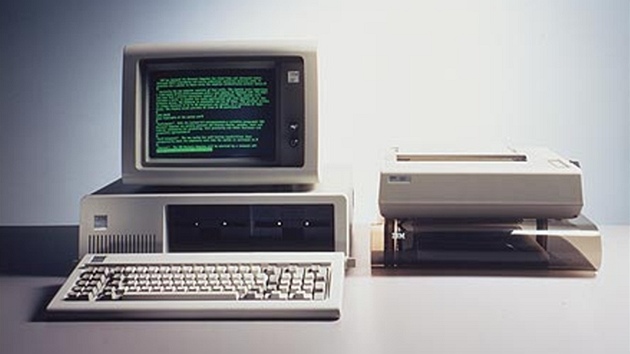IBM PC z roku 1981. Jmenovalo se IBM 5150 a bylo vybaveno procesorem Intel 8088 IBM PC z roku 1981. Jmenovalo se IBM 5150 a bylo vybaveno procesorem Intel 8088