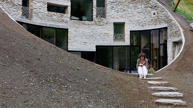 Za nápadem domu vnoeného do kopce stojí architekti Bjarne Mastenbroek z nizozemského architektonického studia SeARCH a výcar Christian Müller.