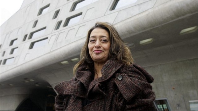 Zaha Hadid stojí před svou stavbou vědeckého centra Phaeno ve Wolfsburgu v Zaha Hadid stojí před svou stavbou vědeckého centra Phaeno ve Wolfsburgu v