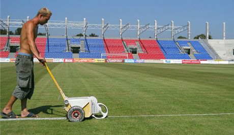 Josef Marcell pipravuje hrací plochu pro pondlní utkání se Spartou Praha. V