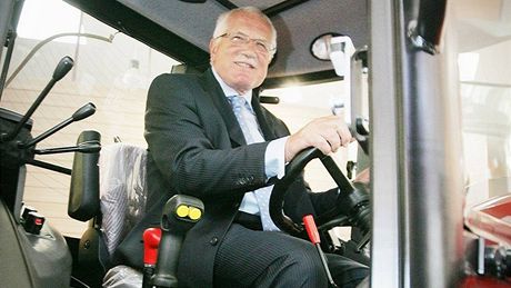 Loni si prezident Václav Klaus na ivitelce vyzkouel, jak se sedí za volantem traktoru. Letos oteve nový pavilon T za 188 milion korun.