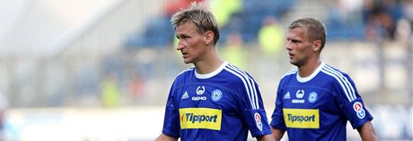 Olomoutí fotbalisté Marek Heinz (vlevo) a Adam Varadi odcházejí po remíze se
