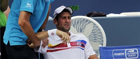 MASÁ. Srbský tenista Novak Djokovi si nechává oetit bolavé rameno ve finále