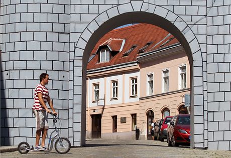 V centru Znojma u stojí první z bran historického vinobraní.