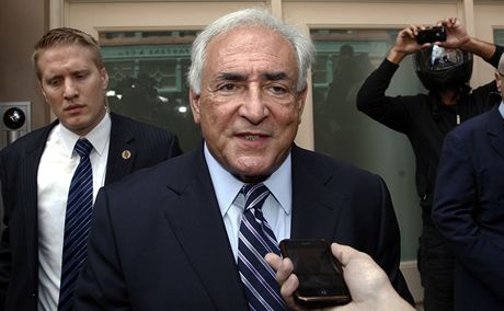 Strauss-Kahn odchází zvesela od newyorského soudu, který stáhl jeho obalobu. (23. srpna 2011)