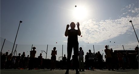 Sergej Ignatov u astnky onglrsk koly v Budiov svmu umn.