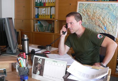 Stínosti s lidmi na speciální telefonní lince eil odborník správy parku na ochranu lesa Petr Kahuda.