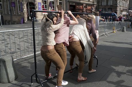Fringe Edinburgh 2011 - pedstaven se na High Street propaguj vemi monmi