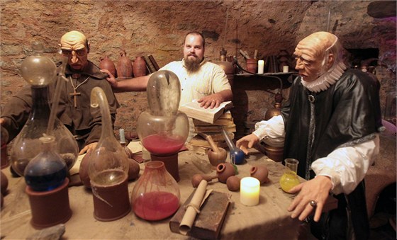 Provozovatel muzea alchymie Zdenk Tískala se svými alchymisty.