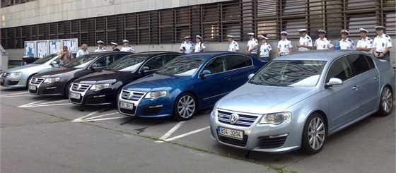 Policisté te hlídají na dálnicích ve Volkswagenech Passat.