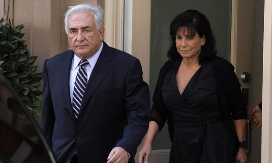 Bývalý éf MMF Dominique Strauss-Kahn s manelkou pijídí k soudu. (22. srpna