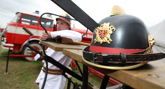 Na setkání Pyrocar bývá k vidní moderní technika i historické stroje a automobily (snímek z akce Pyrocar v roce 2011).