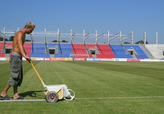 Josef Marcell pipravuje hrací plochu pro pondlní utkání se Spartou Praha. V