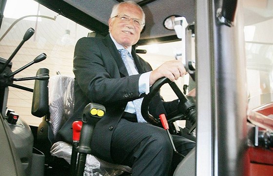Václav Klaus za volantem traktoru na výstav Zem ivitelka (28.8.2010)