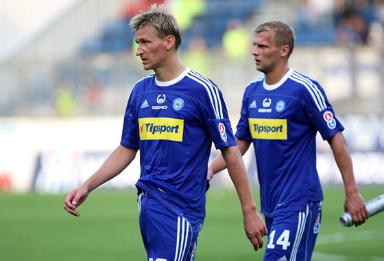 Olomoutí fotbalisté Marek Heinz (vlevo) a Adam Varadi odcházejí po remíze se