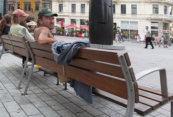 Bezdomovci a opilci zabírají v Brn laviky a zastávky hromadné dopravy.