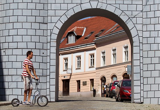 V centru Znojma u stojí první z bran historického vinobraní.