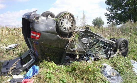 Auto se po vyjetí ze silnice nkolikrát pevrátilo. (Ilustraní snímek)