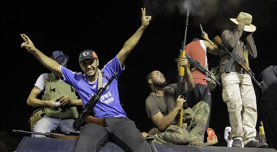 Libyjtí rebelové oslavují v ulicích Tripolisu. (25. srpna 2011)