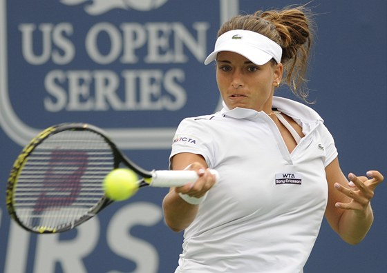 eská tenistka Petra Cetkovská returnuje ve finále turnaje v New Havenu.
