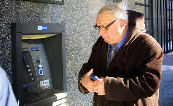 UniCredit Bank do svých bankomat zavádí monost volby vydávaných bankovek. Ilustraní snímek