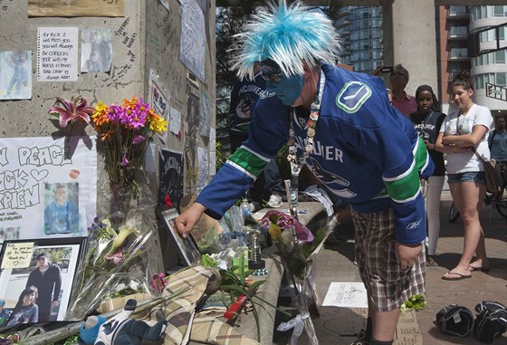 NEZAPOMENEME. Fanda Vancouveru Canucks klade kvtinu na pietní místo za