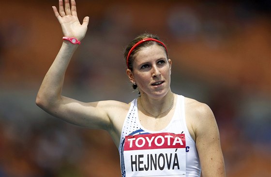 Zuzana Hejnová na MS v Tegu zdraví diváky po vítzném rozbhu na 400 metr