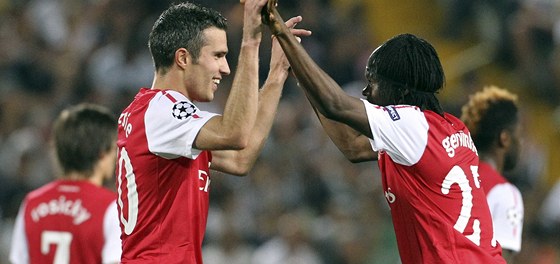 Van Persie (vlevo) pijímá gratulace ke gólu od spouhráe z Arsenalu Gervinha v