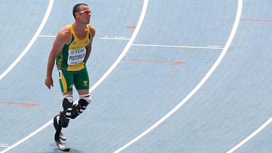 BEZNOHÝ. Oscar Pistorius dostane po úspchu jihoafrické tafety stíbro.