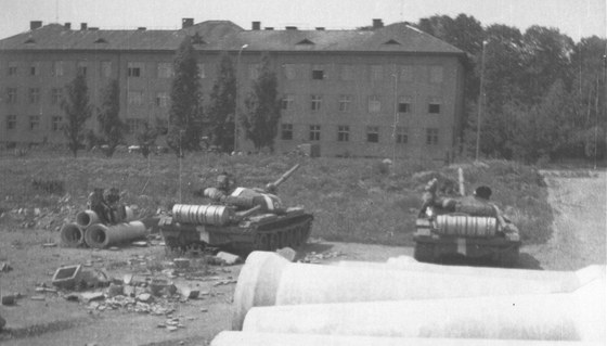 Tanky namíené proti hranickým kasárnám, v nich sídlila posádka eskoslovenské