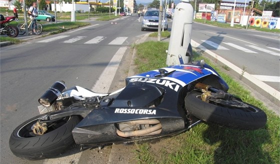 Motocykl tiaticetiletého motorkáe, kterého na kiovatce srazila 84letá