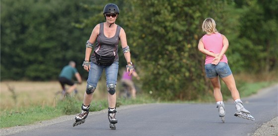 Bruslaky na nové in-line dráze na Hejínských loukách v Olomouci