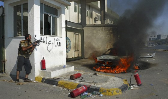 Rebelové se snaí ubránit výcvikové centrum pro Kaddáfího dstojnice. Budovu na