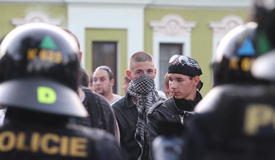 Policie koriguje pochod mstem Rumburkem na luknovsku.