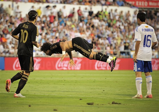SALTO NA OSLAVU. Obránce Marcelo z Realu Madrid slaví svj gól proti Zaragoze