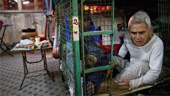 Obyvatel Hongkongu Tam Wing Dig ije ve svých 78 letech v drátné kleci.